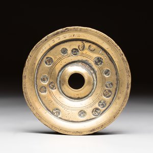 A brass weight, an inkwell, a box and a jade saucer, incl. Mughal, Ottoman and Qajar, 18/20th C. — photo 8