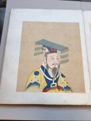 A brocade-bound album of portraits of Chinese emperors, accompanied by biographical texts, 18th C. — photo 17