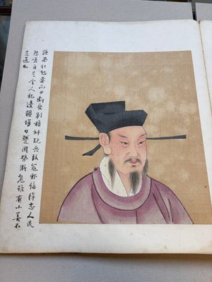 A brocade-bound album of portraits of Chinese emperors, accompanied by biographical texts, 18th C. — photo 3