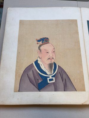 A brocade-bound album of portraits of Chinese emperors, accompanied by biographical texts, 18th C. — photo 32