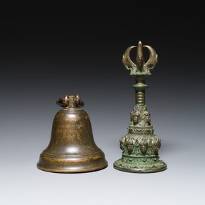 A bronze bell and a ceremonial hand bell, South Asia and Southeast Asia, 19th C. or earlier — 照片 2