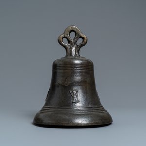 A bronze bell with applied figures of saints, North of France, 16th C. — photo 4