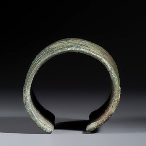 A bronze bracelet — photo 6