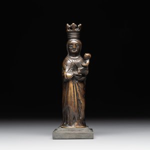 A bronze 'crowned Madonna with child' lustre ornament, Flanders, 16th C. — photo 1