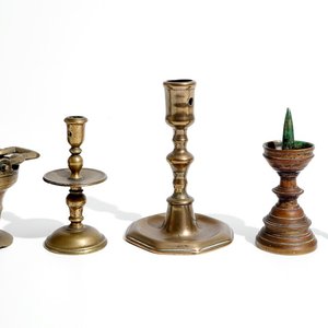 A bronze holy water bucket and four miniature candlesticks, 16/17th C. and later — 照片 1