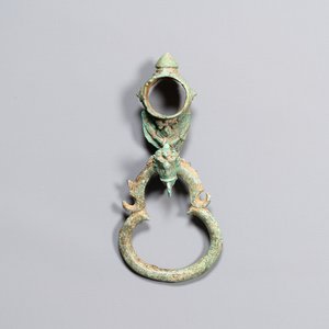 A bronze Khmer Bayon-style hanging hook from a palanquin, Angkor period, 12/13th C. — photo 1