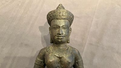 A bronze Khmer sculpture of the goddess Uma, Cambodia, 10/11th C. — 照片 2