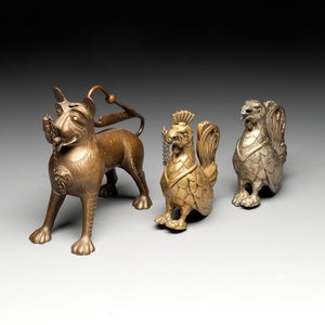 A bronze lion-form aquamanile and two rooster-form aquamanilia, one chromed, Germany, 19th C. — 照片 1