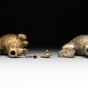 A bronze lion-form aquamanile and two rooster-form aquamanilia, one chromed, Germany, 19th C. — 照片 7