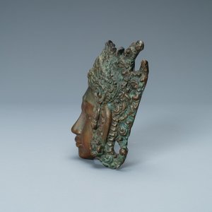 A bronze mask of a female deity, Tibet or South East Asia, 19th C. — photo 3