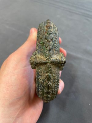 A bronze mirror, a bracelet with a royal or noble emblem and a bronze bracelet with two tiger heads, Cambodia, 12th C. — foto 11