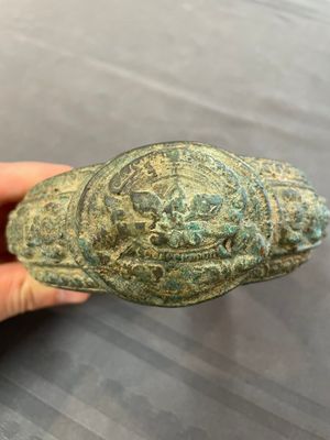 A bronze mirror, a bracelet with a royal or noble emblem and a bronze bracelet with two tiger heads, Cambodia, 12th C. — foto 14