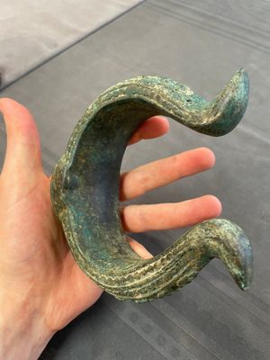 A bronze mirror, a bracelet with a royal or noble emblem and a bronze bracelet with two tiger heads, Cambodia, 12th C. — foto 17