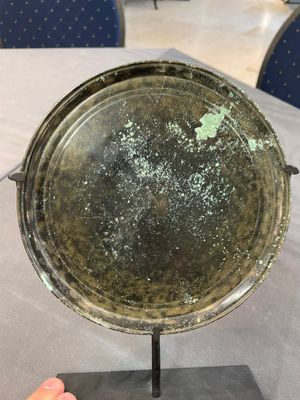 A bronze mirror, a bracelet with a royal or noble emblem and a bronze bracelet with two tiger heads, Cambodia, 12th C. — foto 2