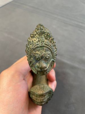 A bronze mirror, a bracelet with a royal or noble emblem and a bronze bracelet with two tiger heads, Cambodia, 12th C. — foto 8