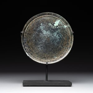 A bronze mirror, a bracelet with a royal or noble emblem and a bronze bracelet with two tiger heads, Cambodia, 12th C. — foto 2