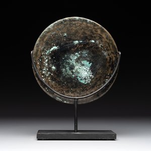 A bronze mirror, a bracelet with a royal or noble emblem and a bronze bracelet with two tiger heads, Cambodia, 12th C. — foto 3