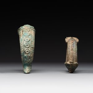A bronze mirror, a bracelet with a royal or noble emblem and a bronze bracelet with two tiger heads, Cambodia, 12th C. — foto 4
