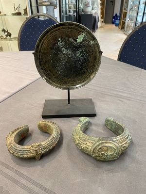 A bronze mirror, a bracelet with a royal or noble emblem and a bronze bracelet with two tiger heads, Cambodia, 12th C. — foto 1