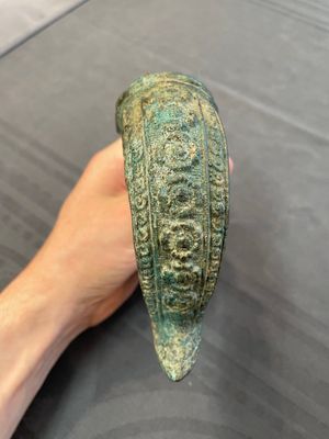 A bronze mirror, a bracelet with a royal or noble emblem and a bronze bracelet with two tiger heads, Cambodia, 12th C. — foto 15
