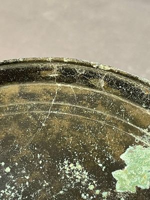 A bronze mirror, a bracelet with a royal or noble emblem and a bronze bracelet with two tiger heads, Cambodia, 12th C. — foto 7