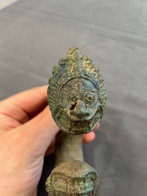 A bronze mirror, a bracelet with a royal or noble emblem and a bronze bracelet with two tiger heads, Cambodia, 12th C. — foto 9