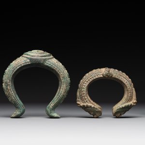 A bronze mirror, a bracelet with a royal or noble emblem and a bronze bracelet with two tiger heads, Cambodia, 12th C. — foto 5