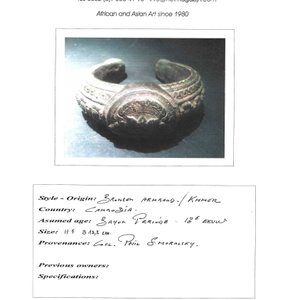 A bronze mirror, a bracelet with a royal or noble emblem and a bronze bracelet with two tiger heads, Cambodia, 12th C. — foto 9
