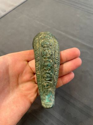 A bronze mirror, a bracelet with a royal or noble emblem and a bronze bracelet with two tiger heads, Cambodia, 12th C. — foto 16
