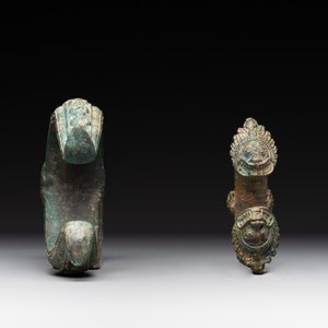 A bronze mirror, a bracelet with a royal or noble emblem and a bronze bracelet with two tiger heads, Cambodia, 12th C. — foto 6