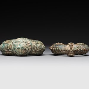 A bronze mirror, a bracelet with a royal or noble emblem and a bronze bracelet with two tiger heads, Cambodia, 12th C. — foto 7