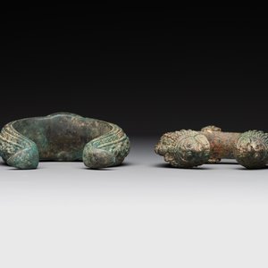 A bronze mirror, a bracelet with a royal or noble emblem and a bronze bracelet with two tiger heads, Cambodia, 12th C. — foto 8