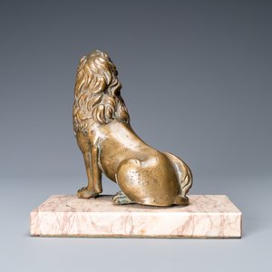 A bronze model of a lion on a marble base, 17th C. — photo 4