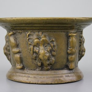A bronze mortar with lion's heads and 3 various pestles, 17th C. — 照片 2