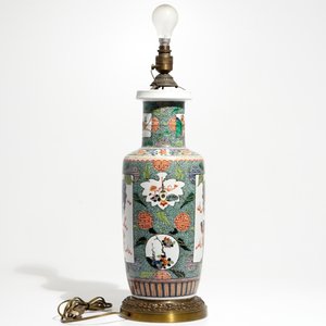 A bronze-mounted Chinese famille verte rouleau vase, transformed into a lamp, 19/20th C. — photo 2