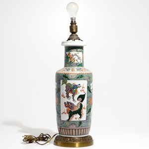 A bronze-mounted Chinese famille verte rouleau vase, transformed into a lamp, 19/20th C. — photo 3