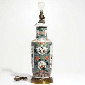 A bronze-mounted Chinese famille verte rouleau vase, transformed into a lamp, 19/20th C. — photo 4
