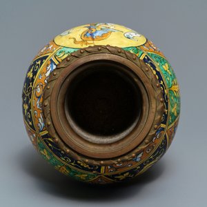 A bronze-mounted Italian maiolica pharmacy jar with a fine portrait, Faenza, 16th C. — 照片 5