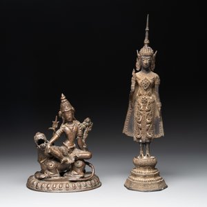 A bronze Simhanada Lokeshvara seated on a Buddhist lion and a Buddha, Southeast Asia, 19th C. — photo 2