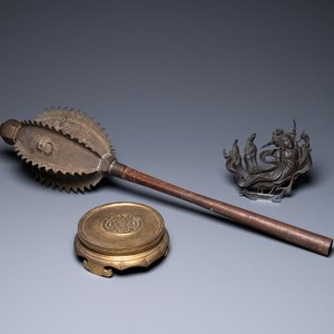 A bronze stand, a weapon and a figurative ornament, China and Vietnam, 19/20th C. — photo 1