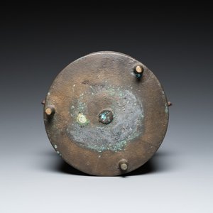 A bronze tripod kettle with handle, probably France, 17th C. — photo 7
