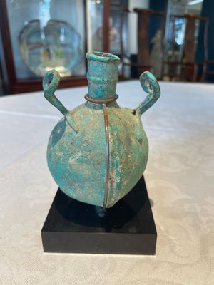 A bronze urn, a bronze canteen with relief design and a pair of bronze oil lamps, Etruscan and Roman civilizations, 9th C. B.C/5th C. — photo 16