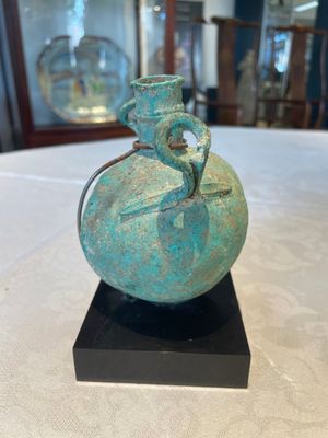 A bronze urn, a bronze canteen with relief design and a pair of bronze oil lamps, Etruscan and Roman civilizations, 9th C. B.C/5th C. — photo 17