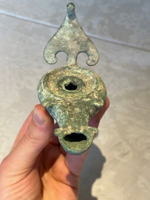 A bronze urn, a bronze canteen with relief design and a pair of bronze oil lamps, Roman Empire, 9th C. B.C/5th C. — foto 12