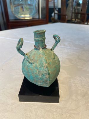 A bronze urn, a bronze canteen with relief design and a pair of bronze oil lamps, Roman Empire, 9th C. B.C/5th C. — foto 14