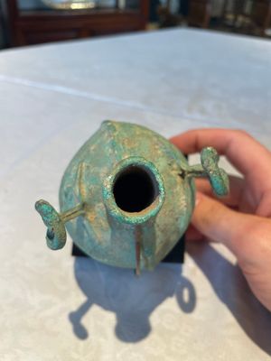 A bronze urn, a bronze canteen with relief design and a pair of bronze oil lamps, Roman Empire, 9th C. B.C/5th C. — foto 18