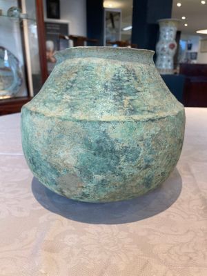 A bronze urn, a bronze canteen with relief design and a pair of bronze oil lamps, Roman Empire, 9th C. B.C/5th C. — foto 20