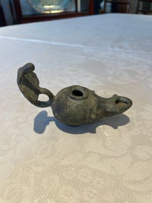 A bronze urn, a bronze canteen with relief design and a pair of bronze oil lamps, Roman Empire, 9th C. B.C/5th C. — foto 2