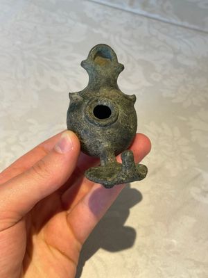 A bronze urn, a bronze canteen with relief design and a pair of bronze oil lamps, Roman Empire, 9th C. B.C/5th C. — foto 5