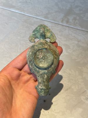 A bronze urn, a bronze canteen with relief design and a pair of bronze oil lamps, Roman Empire, 9th C. B.C/5th C. — foto 9